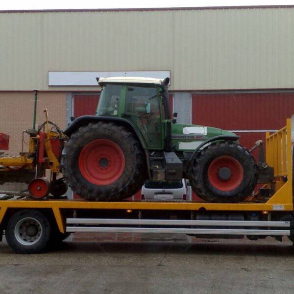 Tractor con sembradora en rígido, 2 ejes